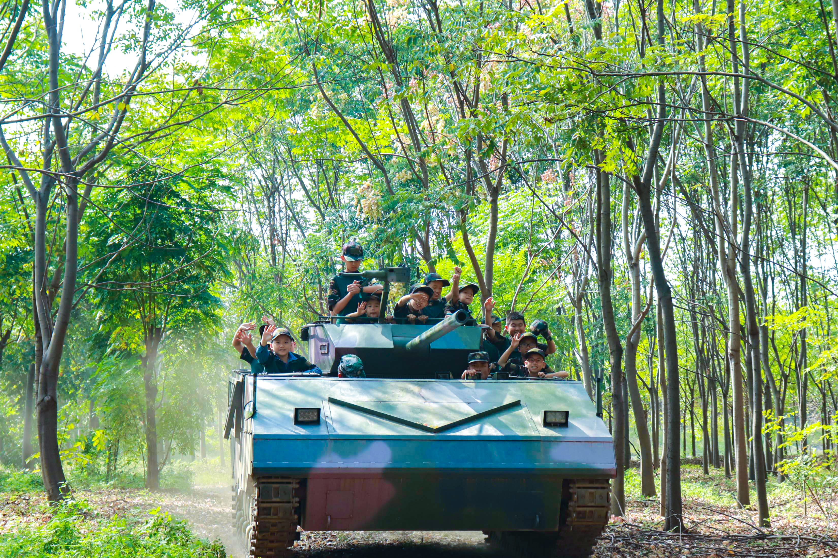 小小坦克兵训练营 | 坐上威风凛凛的坦克驰骋沙场，做一回真正的陆战雄兵！